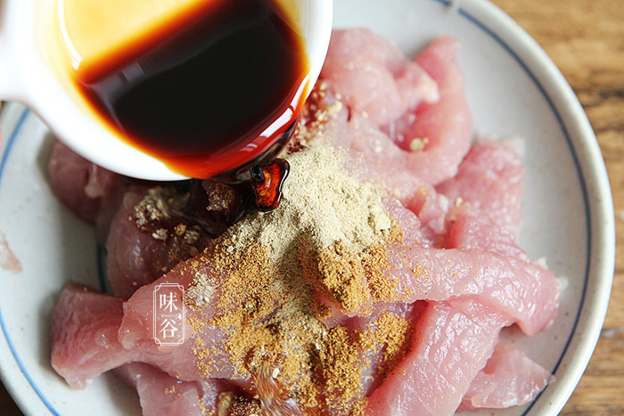 Thay vì nêm muối, trong công đoạn ướp, chị em chỉ cần nêm chút dầu hào hoặc xì dầu, rượu nấu ăn vừa khử mùi tanh vừa giúp thịt ngọt thớ.