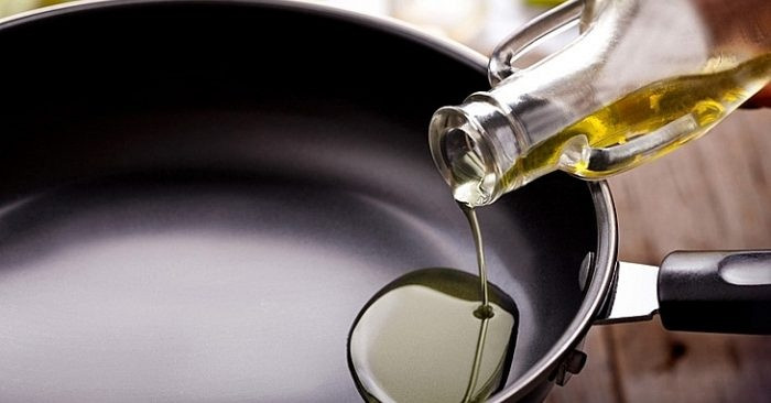 Chiên thịt với dầu “lạnh”. Không ít người có thói quen làm nóng dầu tới mức bốc khói. Ngoài vấn đề sức khỏe, cho nguyên liệu trực tiếp vào chảo dầu nóng khiến thịt dễ bị dính, cứng queo.