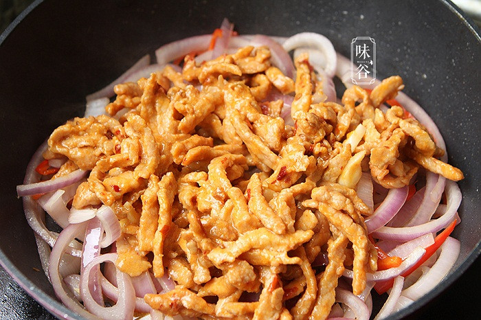 Đảo đều đến khi thịt săn lại thì bắt đầu nêm muối. Món ngon nên thưởng thức nóng, vừa bổ sung dinh dưỡng lại vô cùng phù hợp với tiết trời mùa đông.