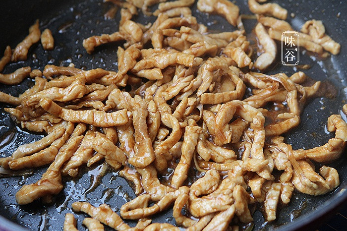 Thay vì cách làm phổ thông, người nội trợ nên làm nóng chảo. Cho thật ít dầu tráng nóng đều bề mặt chảo. Tiếp đó, cho lượng dầu “lạnh” đủ dùng vào chảo và tiến hành xào như bình thường. Bằng cách này, dù chiên thịt gì đi nữa thì chúng cũng không bao giờ dính chảo.