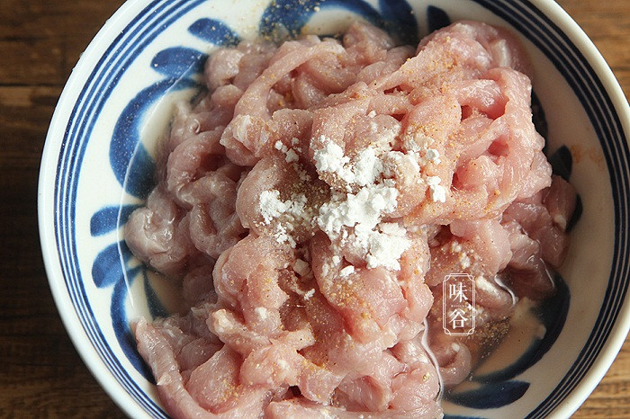 Bổ sung lòng trắng trứng, bột ngô. Ngoài xì dầu và rượu nấu ăn, muốn thịt chiên thành công cần có thêm lòng trắng trứng và bột ngô. Trong khi bột ngô có tác dụng “khóa ẩm” bề mặt, ngăn thịt bị khô thì lòng trắng trứng giúp món ăn mềm ngọt sau 20 phút ướp.