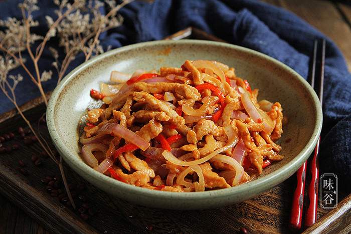 Thái thịt theo thớ. Bên cạnh yếu tố thẩm mĩ, thái theo thớ còn giúp miếng thịt dễ ngấm gia vị hơn.