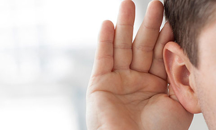 Suy giảm thính lực sẽ xảy ra nếu bạn hằng ngày tiếp xúc âm thanh có cường độ 85 – 90db liên tục trên 2h đồng hồ và kéo dài trong 1 – 2 năm. Hiện nay, các máy nghe nhạc đeo tai đều có công suất mở cực đại lên đến 120db gây ra áp lực âm thanh lớn ảnh hưởng trực tiếp đến tế bào thần kinh.