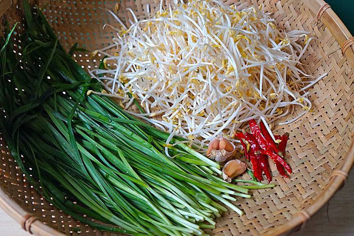 Trước khi tiến hành, bạn chuẩn bị 300g hẹ xanh, 400g giá đỗ, 5 quả ớt đỏ khô (nếu không thích ăn cay có thể giảm bớt), 3 củ tỏi, 1 thìa canh tiêu, 1 thìa nước tương, 1 thìa muối hạt, nửa thìa dấm.