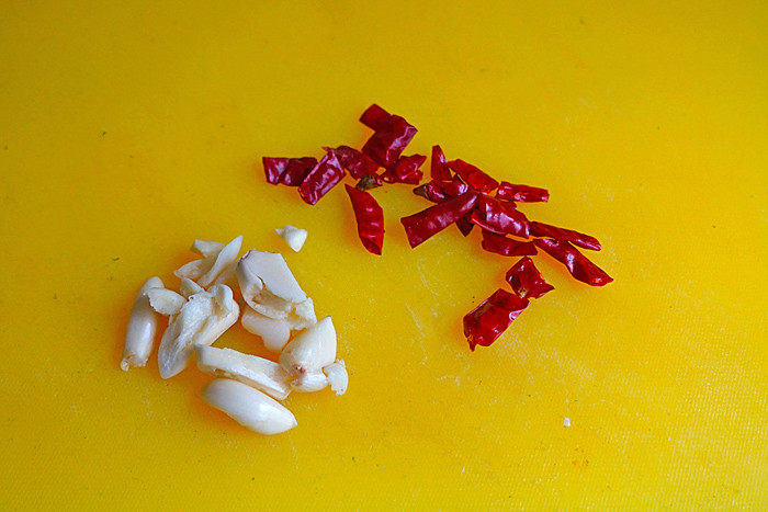 Thái ớt khô thành từng mẩu nhỏ, dùng dao đập dập tỏi.