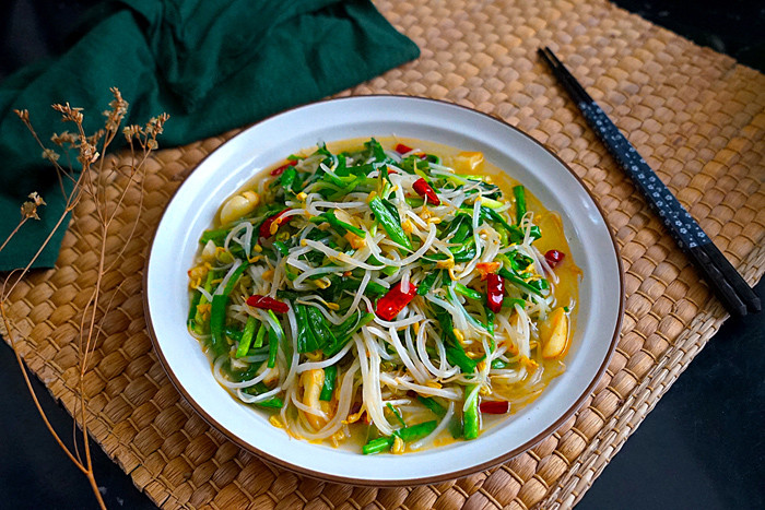 Khi giá đỗ mềm, hẹ xanh chuyển màu bắt mắt thì tắt bếp. Dọn ra đĩa thưởng thức món ăn khi còn nóng.