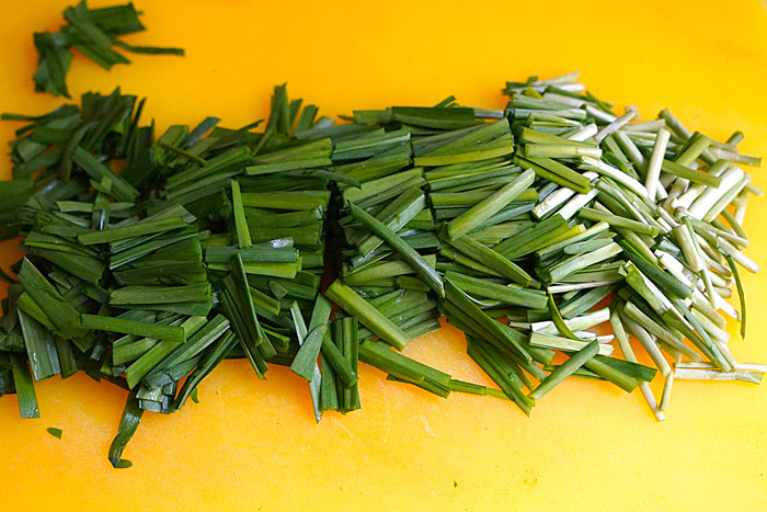Giá đỗ, hẹ xanh mua về rửa sạch với nước. Sau đó, cắt hẹ xanh thành từng khúc ngắn chừng 2-3cm.