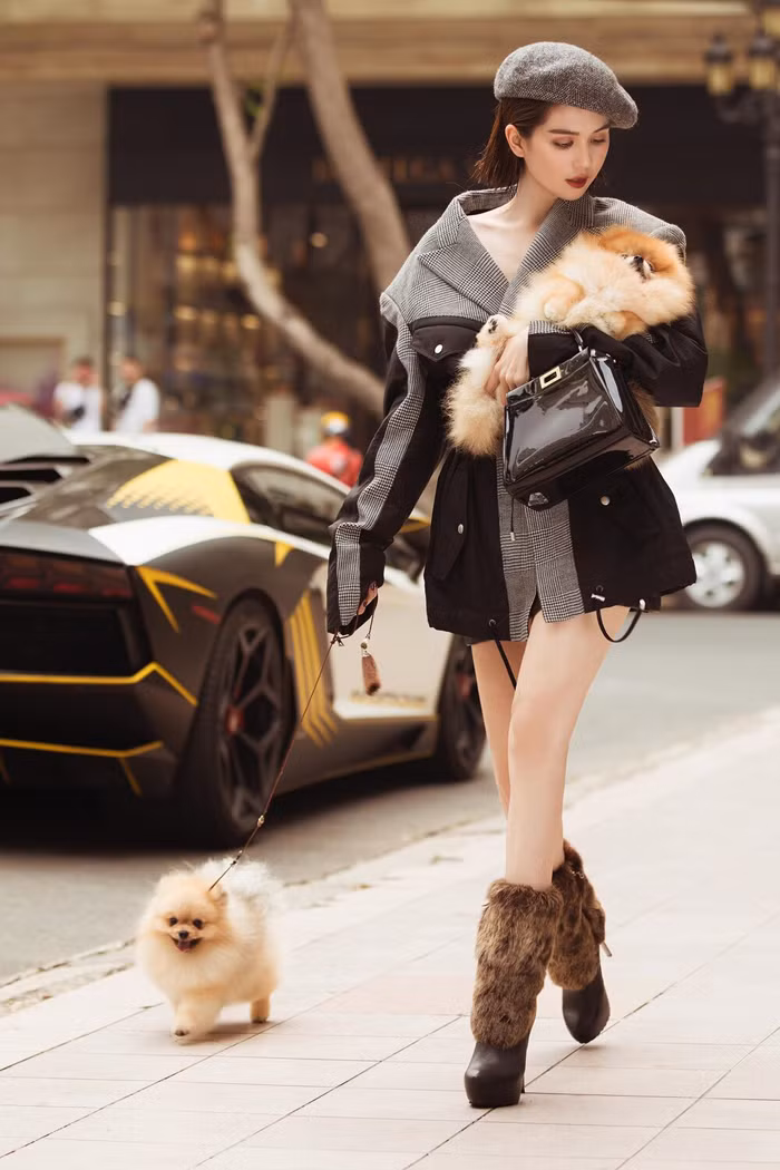 Ngoài chú chó màu đen, Ngọc Trinh từng vài lần lên hình với thú cưng.