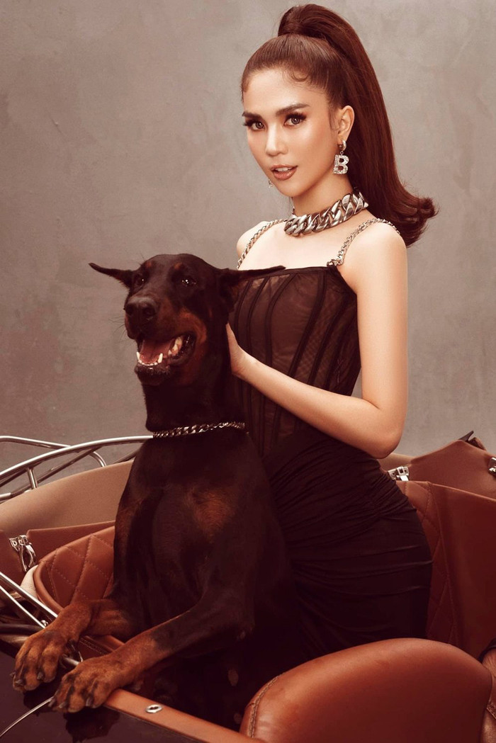 Ở lần này, diễn viên Vu quy đại náo cũng tạo dáng với chiếc xe hơi quen thuộc. Chỉ thay đổi trang phục và phụ kiện đi kèm.