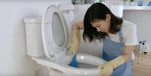 Dung toilet, cu ba bong nang vi mot thu nha nao cung co