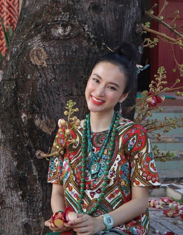 Không cần phải nhờ tới những bộ đầm hở bạo, Angela Phương Trinh vẫn có thể tỏa sáng với thiết kế kín như bưng.