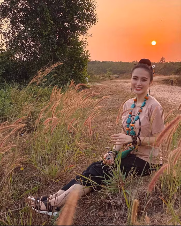 Không chỉ phát nguyện ăn chay trọn đời, người đẹp Sài thành còn có sự thay đổi trong gu thời trang. Ngoài tiết chế với thời trang sự kiện, Angela Phương Trinh thường chọn Pháp phục trong sinh hoạt hàng ngày.