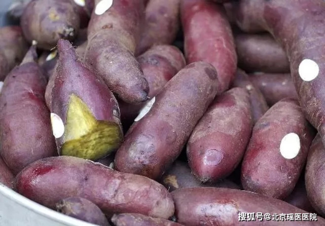 Khoai lang. Khoai lang giàu chất xơ, có tác dụng thúc đẩy nhu động ruột, ngăn ngừa táo bón. Ngoài ra, các thành phần của khoai cũng mang lại tác dụng ức chế hoạt động của tế bào ung thư, đặc biệt đối với các nốt sần ở vú, tăng sản tuyến vú. Chính vì vậy, thường xuyên ăn loại củ quen thuộc này giúp chị em thông tuyến vú dễ dàng, giảm tỷ lệ mắc bệnh.