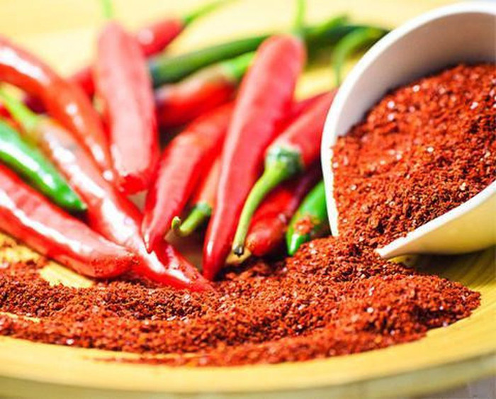 Đồ ăn cay nóng. Ớt chứa capsaicin, một chất gây ra cảm giác nóng hoặc nóng, gây kích ứng đối với dạ dày. Nếu ăn ớt quá nhiều trong thời gian dài sẽ khiến dạ dày bị tổn thưởng, xuất hiện ợ nóng, đau quặn bụng.