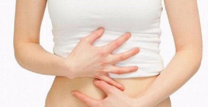 Mỗi ngày dành vài phút để massage bụng nhẹ nhàng ngay khi thức dậy buổi sáng cũng có tác dụng cải thiện bệnh. Chỉ bằng hành động nhỏ thôi song có thể ức chế quá trình tiết axit dịch vị, đạt được khả năng bảo vệ niêm mạc dạ dày. Hơn nữa, xoa bụng còn giúp tăng cường nhu động ruột, đẩy nhanh quá trình thải độc tố, trao đổi chất.