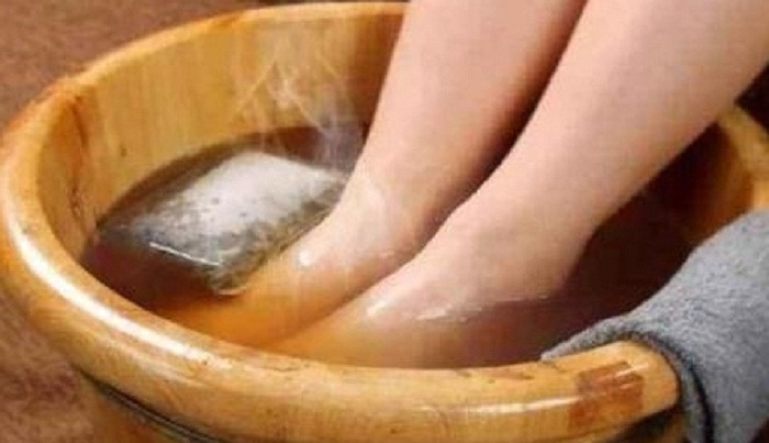 Thay vào đó, bạn nên ngâm chân với nước ấm để mang lại tác dụng tăng cường sinh lực cho cơ quan nội tạng, đồng thời có lợi cho nỗ lực điều hòa dạ dày.