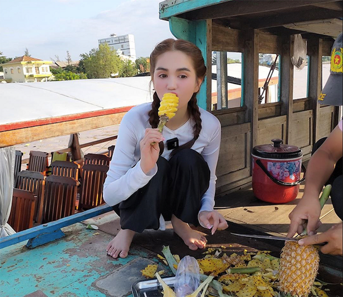  Tác dụng làm đẹp. Khi ngồi xổm, bụng và chi dưới bị ép lại, dồn máu lên khu vực đầu và mặt. Lúc này, tiến hành massage mặt sẽ nhận được kết quả làm đẹp rõ rệt.