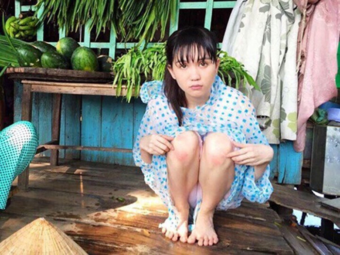 Tư thế ngồi xổm cũng khiến lực ép lên vùng bụng và đùi, chuyển chất béo ở lên bầu ngực. Kết hợp xoa bóp nhẹ nhàng, bầu ngực sẽ được tăng cường lưu thông máu, dẫn lưu bạch huyết giúp vòng 1 ngày càng căng mọng.