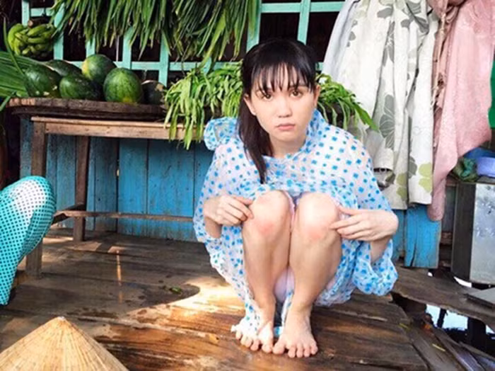 Tư thế ngồi xổm cũng khiến lực ép lên vùng bụng và đùi, chuyển chất béo ở lên bầu ngực. Kết hợp xoa bóp nhẹ nhàng, bầu ngực sẽ được tăng cường lưu thông máu, dẫn lưu bạch huyết giúp vòng 1 ngày càng căng mọng.