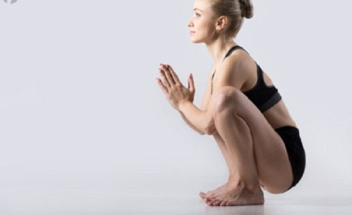  Làm chậm quá trình loãng xương. Khi ngồi xổm, khuỷu tay, thắt lưng, đầu gối được thúc đẩy tuần hoàn máu, thư giãn. Đặc biệt, dáng ngồi này cho phép duy trì cấu trúc bình thường của xương và khớp. Từ đó, làm chậm quá trình loãng xương trong cơ thể.