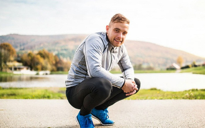  Kiểm soát lượng đường trong máu. Một nghiên cứu năm 2015 phát hiện ra rằng, chỉ cần 30 phút nhón gót và nâng bắp chân đã cải thiện việc kiểm soát lượng đường trong máu ở bệnh nhân tiểu đường. Điều này đồng nghĩa với việc khẳng định tư thế căng cơ bắp chân trong khi ngồi xổm có thể cải thiện việc kiểm soát đường huyết.