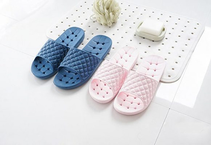  Không nên bất cẩn, đề phòng trượt ngã. So với các mùa khác, việc đi chân trần trong buồng tắm khiến bạn không hề thoải mái, dễ bất cẩn. Để khắc phục, hãy tận dụng dép chống trượt lúc vệ sinh cơ thể.