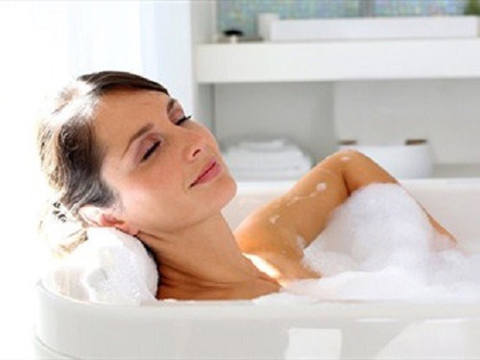  Không tắm sau ăn . Sau khi ăn, máu sẽ tập trung chảy về đường tiêu hóa giúp cơ thể hấp thu tối đa dưỡng chất. Việc tắm ngay sau ăn khiến quá trình lưu thông máu ảnh hưởng, thậm chí gây khó chịu, buồn nôn. Tốt nhất, bạn nên chờ đợi 2 giờ sau bữa ăn để làm sạch cơ thể.