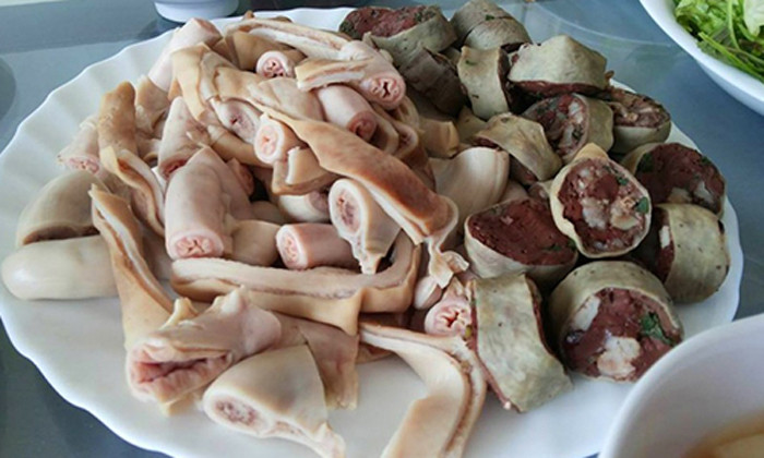 Lòng, mề. Lòng, mề là một trong những món ăn hàng bẩn nhất. Chúng thường khá “nặng mùi” do chứa phần thức ăn đang tiêu hóa của con vật. Để nguyên liệu đạt chuẩn chế biến, quá trình xử lý mất rất nhiều thời gian, công sức.