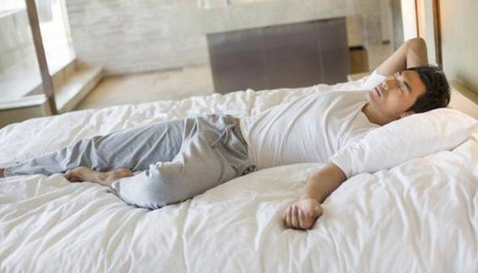 Không chỉ gối của nam giới, khăn trải giường, khăn tắm và mũ đều có hiện tượng này. Các nhà nghiên cứu quan sát và nhận thấy, dù được mua mới, vệ sinh với số lần như nhau nhưng gối của các quý ông luôn ngả màu trước.