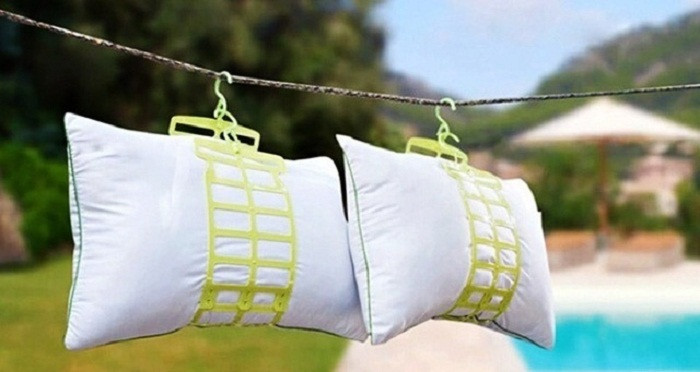 Thường xuyên phơi ruột gối và vỏ gối dưới ánh nắng để tiêu diệt vi khuẩn, nấm mốc và khử mùi hôi. Việc này vô cùng quan trọng bởi những vết bẩn trên ruột gối thường không nhìn thấy, nhưng nếu để lâu các vết bẩn có thể gây nấm mốc và ảnh hưởng xấu đến sức khỏe người dùng. Ảnh: Internet.