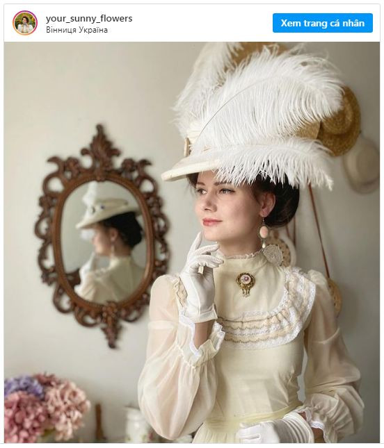 Thường xuyên xuất hiện với trang phục lạ lẫm, Mila thu hút lượng lớn người theo dõi trên trang cá nhân. Cô cũng chăm chỉ đăng tải video hướng dẫn may vá quần áo theo phong cách này.