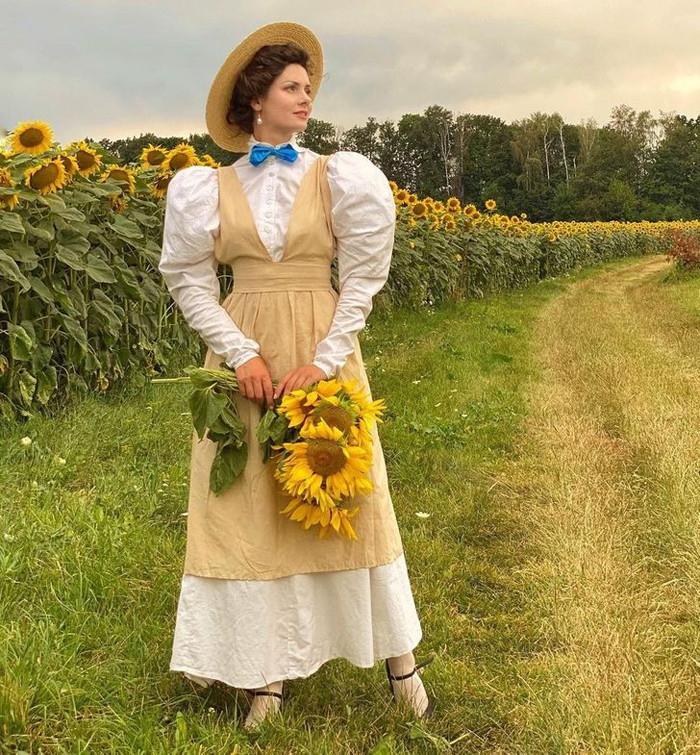 Điều khiến Mila cảm thấy bất tiện hơn cả là làm sao để giữ những đôi tất không bị lấm bẩn. Thậm chí, cô luôn phải mang theo một đôi tất trắng dự phòng.