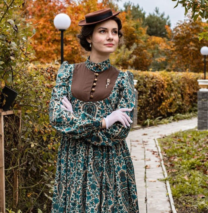 Phụ kiện thì Mila tìm mua từ bộ sưu tập cá nhân hoặc các khu chợ trời.