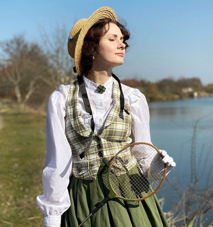 Cô cũng tham gia một câu lạc bộ tái hiện lịch sử có các thành viên đam mê chiến đấu hiệp sĩ thời trung cổ.