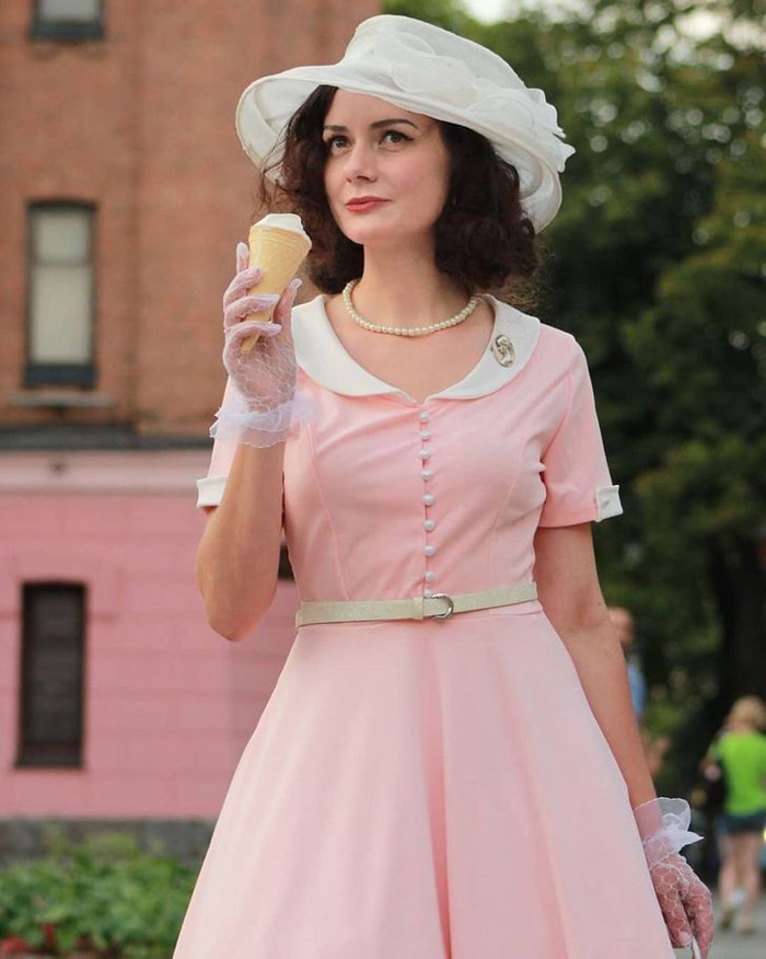 Chia sẻ trên trang báo Nga Komsomolskaya, Mila cho biết: “Ban đầu, tôi mặc một chiếc áo cánh cổ điển. Sau đó là một chiếc váy. Dần dần, những món đồ lấp đầy tủ quần áo”.