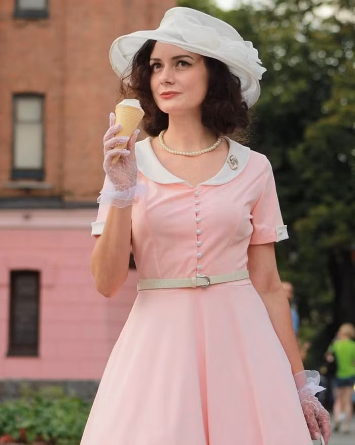 Chia sẻ trên trang báo Nga Komsomolskaya, Mila cho biết: “Ban đầu, tôi mặc một chiếc áo cánh cổ điển. Sau đó là một chiếc váy. Dần dần, những món đồ lấp đầy tủ quần áo”.