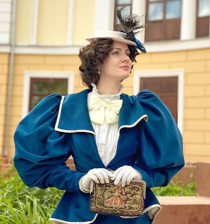 Điều này cho phép Mila không chỉ lĩnh hội kiến thức lịch sử thời trang mà còn học cách tự may tất cả các loại quần áo.