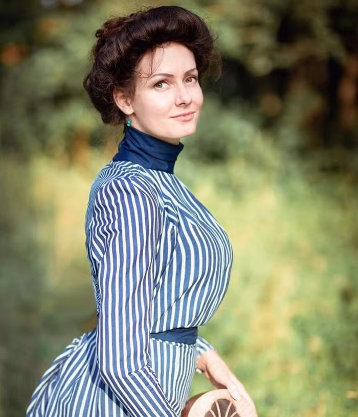 Tủ đồ của bóng hồng Ukraine hiện có hơn 100 món đồ, từ nhiều thời kỳ khác nhau nhưng hầu hết được lấy cảm hứng từ thời trang cuối thế kỷ 18 và đầu thế kỷ 19.