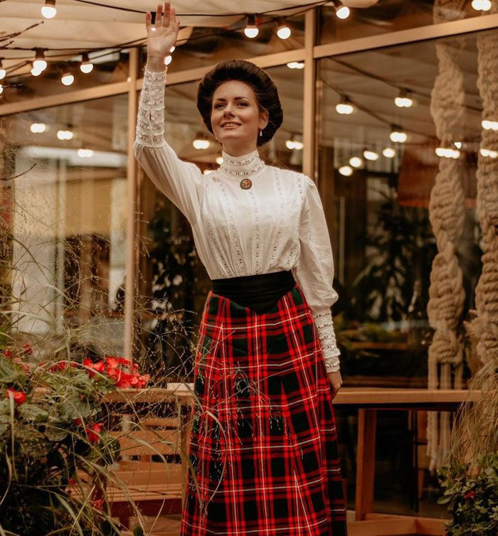 Để lấp đầy tủ, Mila tìm mua áo cánh và giày ở các tiệm đồ cũ. Còn lại, cô tự may theo cảm hứng đọc từ những cuốn sách cổ.