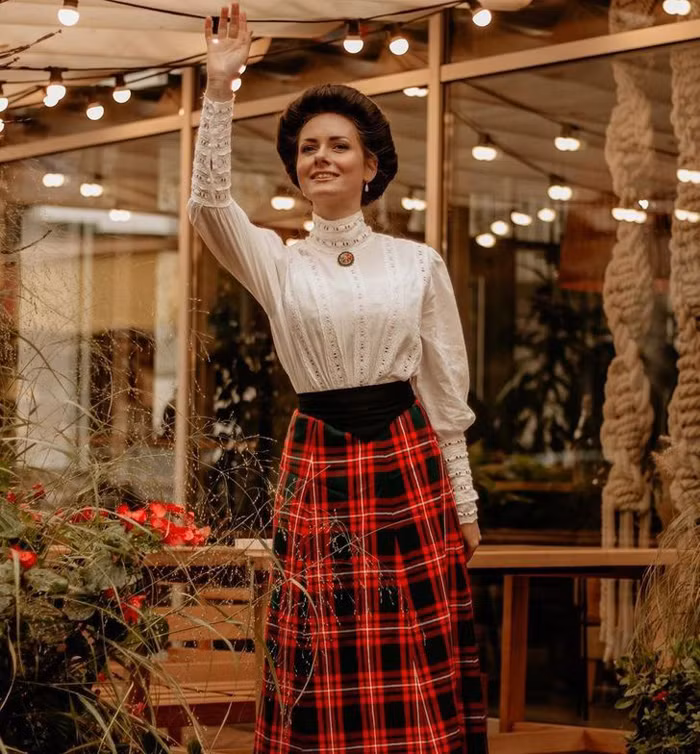 Để lấp đầy tủ, Mila tìm mua áo cánh và giày ở các tiệm đồ cũ. Còn lại, cô tự may theo cảm hứng đọc từ những cuốn sách cổ.