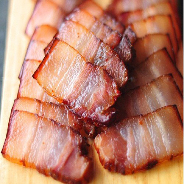 Nếu không đủ kiên nhẫn chờ đợi, chị em nên luộc thịt trong vòng 10 phút trước khi chế biến để giảm muối, hòa tan nitrit.