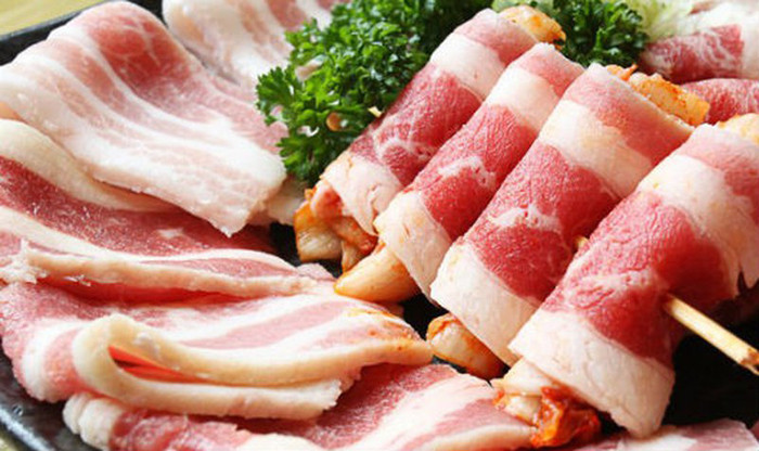 Điều quan trọng nhất, dù thịt xông khói rất ngon song bạn nên cố gắng ăn càng ít càng tốt. Việc chiều theo sở thích trong những dịp lễ Tết có thể chấp nhận được song tuyệt đối không ăn chúng hàng ngày. Ảnh: Internet.