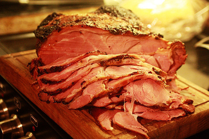 Dễ bị ngộ độc. Ngoài nguy cơ từ nitrosamine, các sản phẩm từ thịt còn rất dễ nhiễm khuẩn clostridium botulinum trong quá trình bảo quản. Được biết, clostridium thuộc nhóm một trong những độc tố mạnh nhất trên thế giới. Chỉ cần 0,0000001g cũng có thể gây ngộ độc cho người trưởng thành.