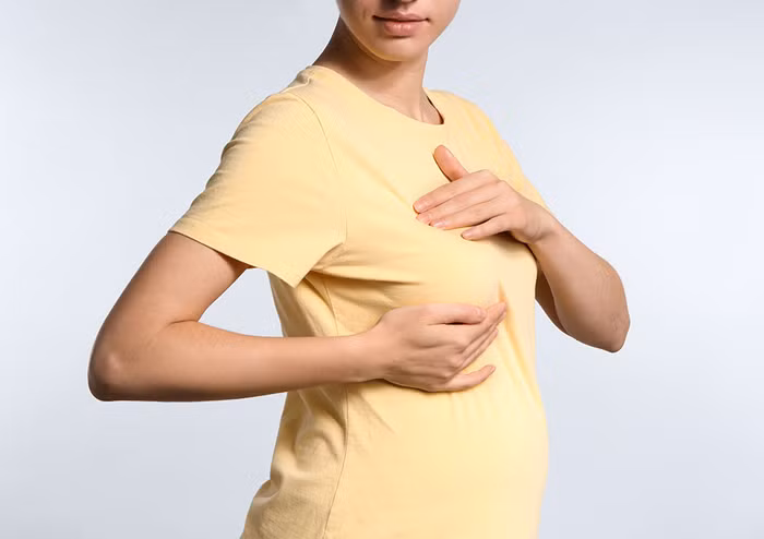 Bạn có thể bắt đầu ở núm vú, di chuyển thành các vòng tròn lớn hơn cho đến khi đến viền ngoài của vú. Bạn cũng có thể di chuyển ngón tay lên và xuống theo chiều dọc, ngang.