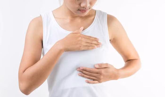 Địa điểm lý tưởng là trong phòng tắm. Khi đó, bạn nên chuẩn bị sẵn một chiếc gương, cho cơ thể tiếp xúc với nước để đảm bảo da luôn ẩm ướt, trơn mượt.