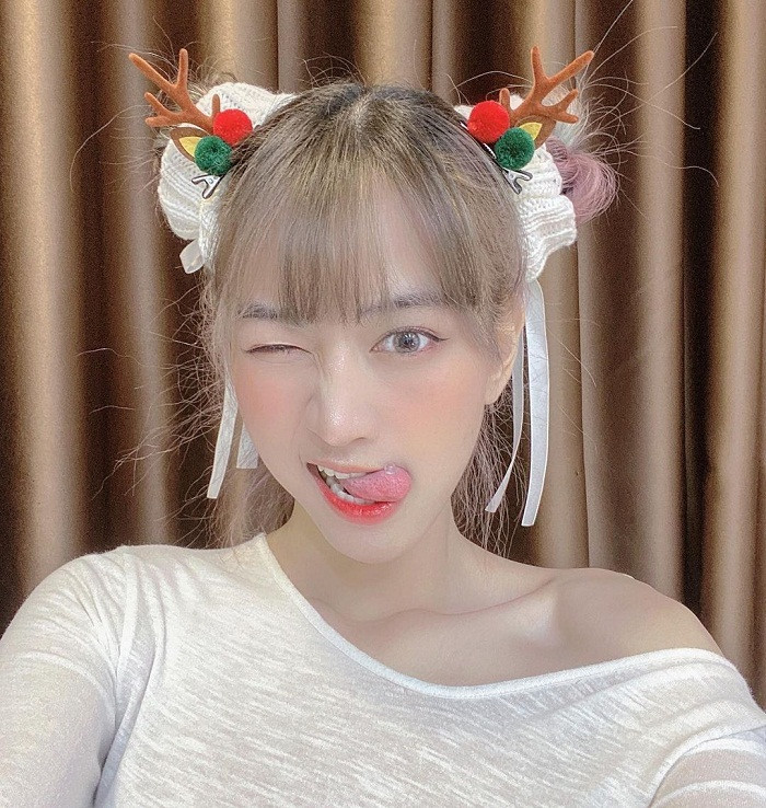 Một tạo hình khác nhân dịp Giáng Sinh. Tuy không hở bạo nhưng biểu cảm cô nàng lại khiến người khác khó hiểu. Ảnh: Instagram NV.