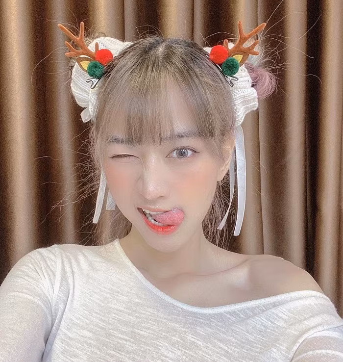Một tạo hình khác nhân dịp Giáng Sinh. Tuy không hở bạo nhưng biểu cảm cô nàng lại khiến người khác khó hiểu. Ảnh: Instagram NV.