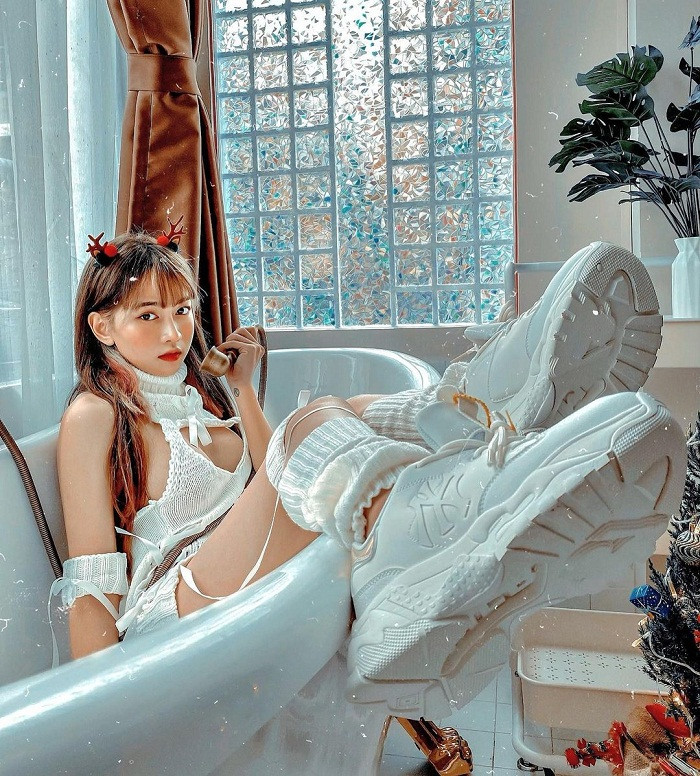 Cô nàng không ngần ngại diện trang phục kiệm vải khoe vòng 1 căng tràn cùng cách tạo dáng vô cùng khiêu khích.