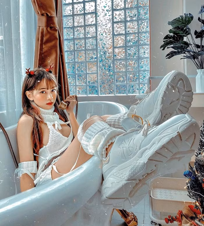 Cô nàng không ngần ngại diện trang phục kiệm vải khoe vòng 1 căng tràn cùng cách tạo dáng vô cùng khiêu khích.