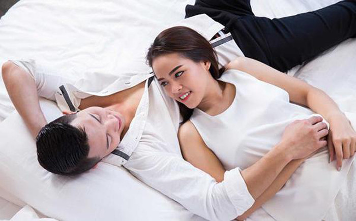 22h – trước khi ngủ. 22h là thời điểm thuận tiện nhất trong ngày để quan hệ vợ chồng. Sau một ngày làm việc căng thẳng, trước khi đi ngủ nội tiết tố phụ nữ tăng cao, dễ ham muốn và “bùng cháy” cho cuộc “yêu” hơn cả.
